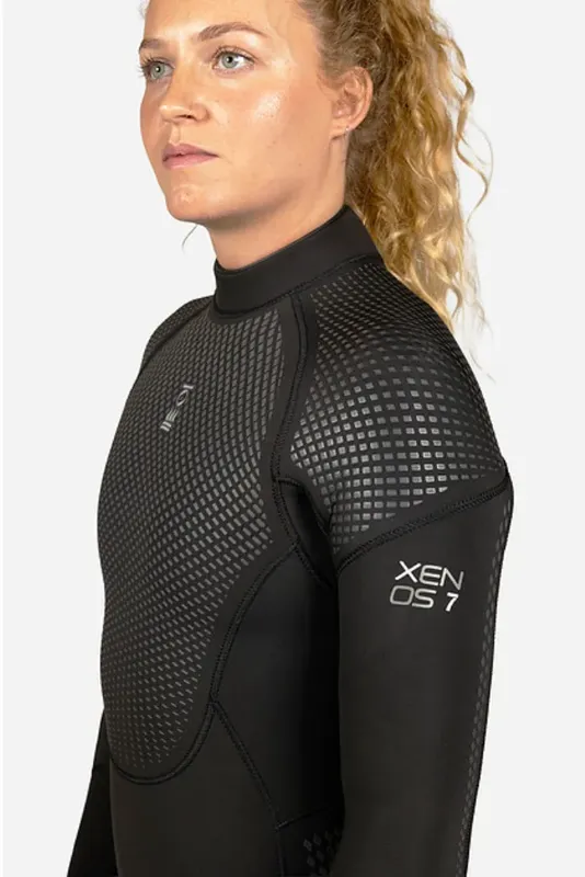 Femme blonde portant une combinaison de plongée noire avec des motifs