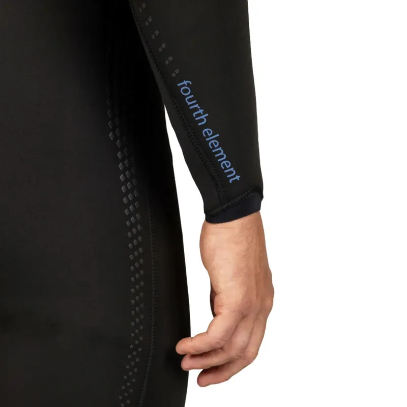 Combinaison de plongée noire avec le logo fourth element sur le bras