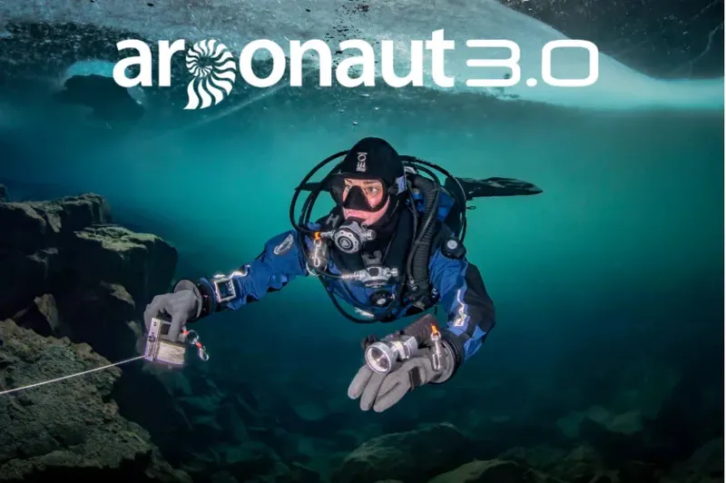 Plongeur équipé explore un environnement sous-marin rocheux et sombre