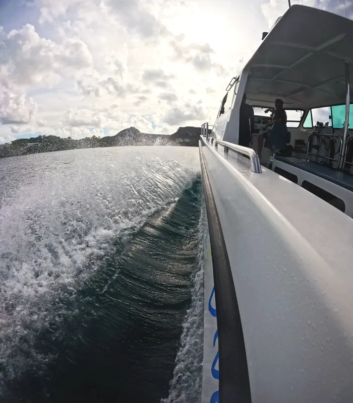 Bateau de plongée en mer, vue latérale avec une personne à bord