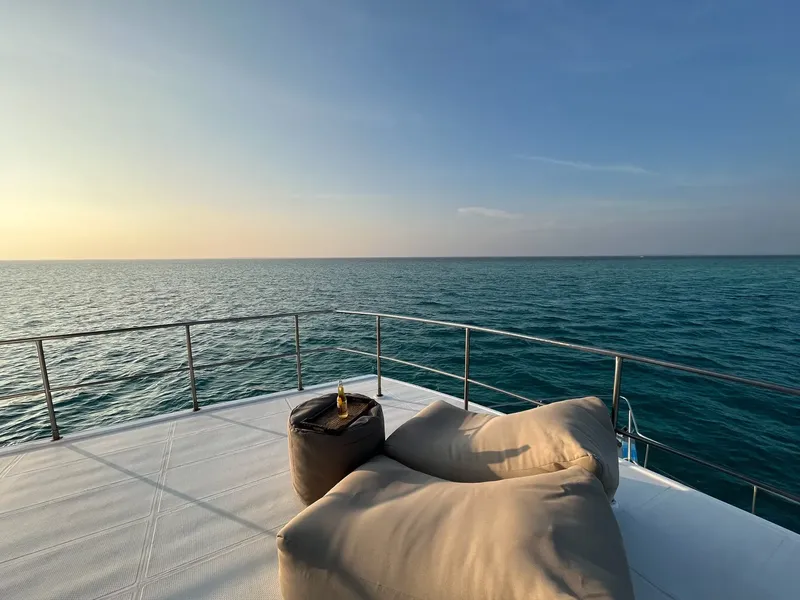 Vue depuis un bateau sur une mer calme et turquoise