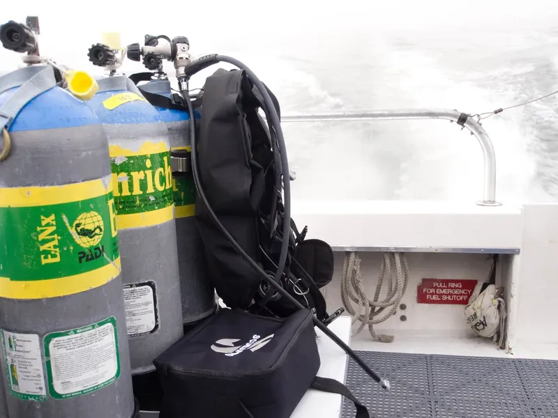 Bouteilles de plongée, gilet stabilisateur et équipement sur un bateau