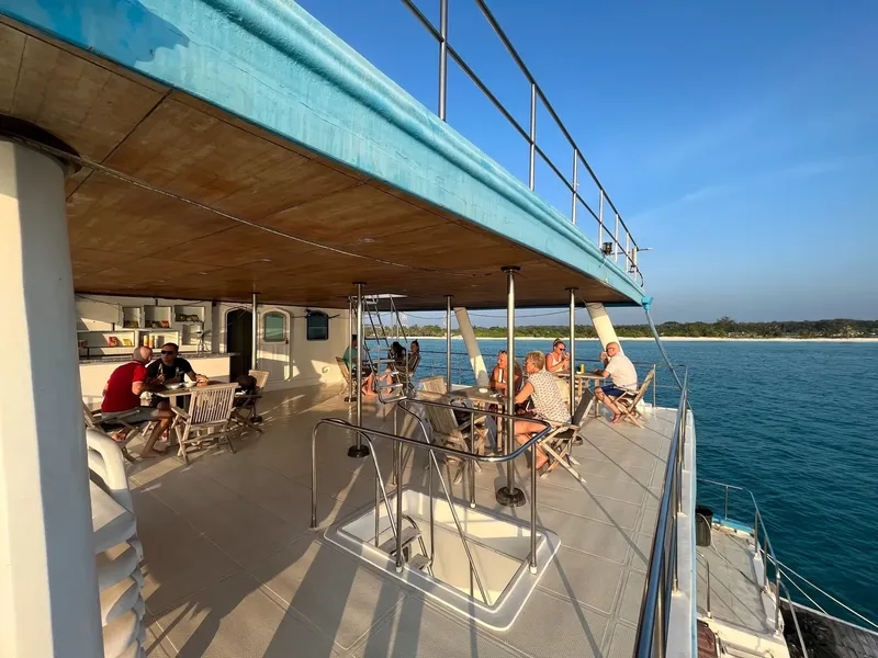 Groupe de personnes assises sur le pont d'un bateau en mer