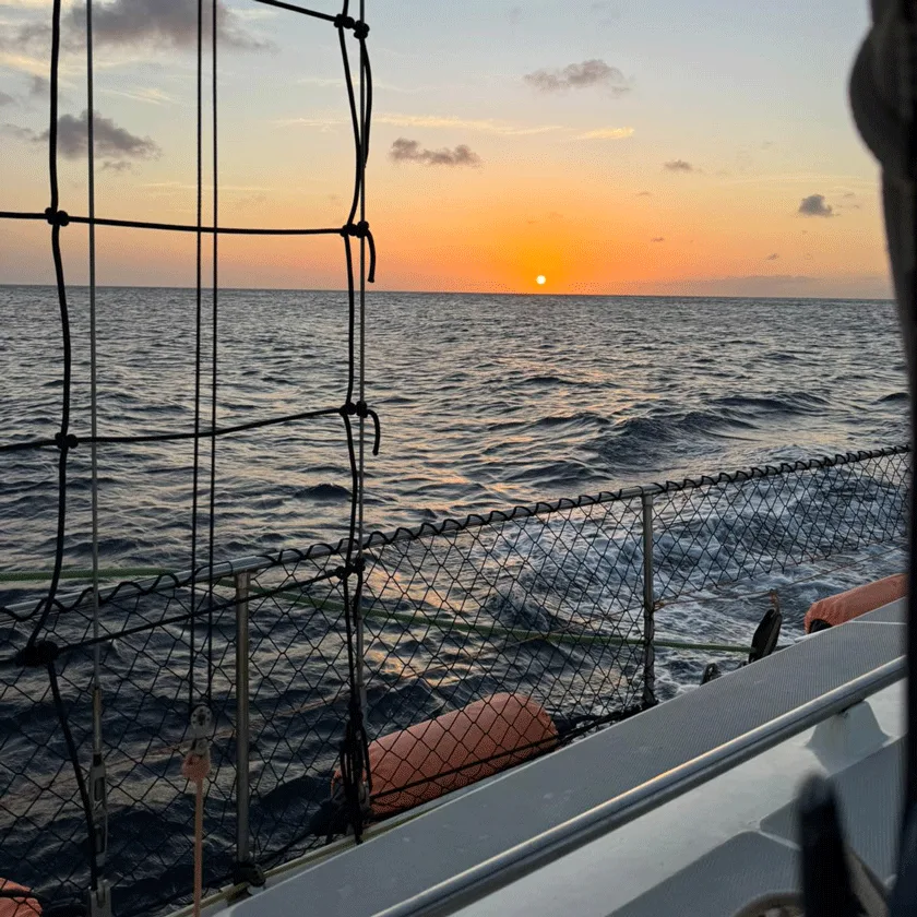 Coucher de soleil sur l'océan vu depuis un bateau de plongée