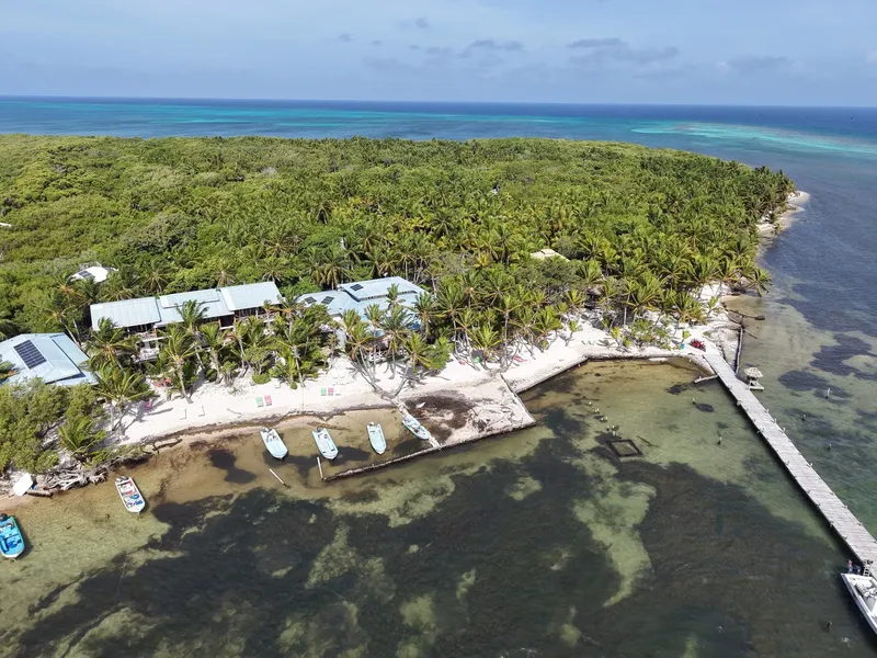 Vue aérienne d'un centre de plongée sur une île tropicale