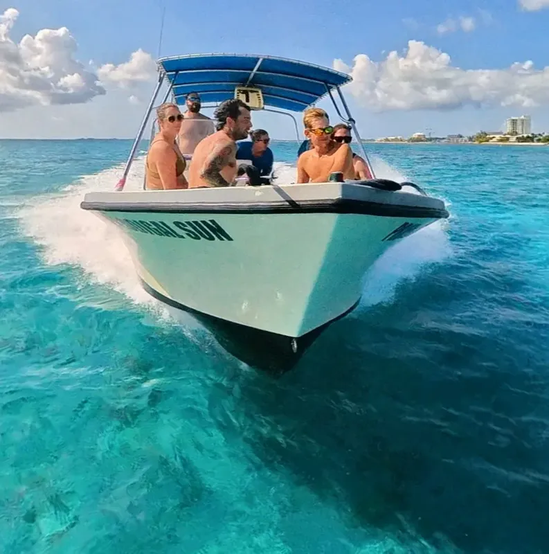 Bateau de plongée en mer avec plusieurs personnes à bord