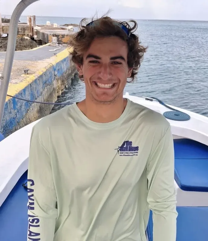 Jeune homme souriant sur un bateau de plongée en mer
