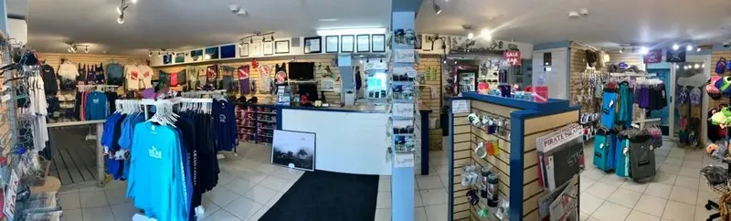 Intérieur d'un magasin de plongée avec équipement et comptoir d'accueil