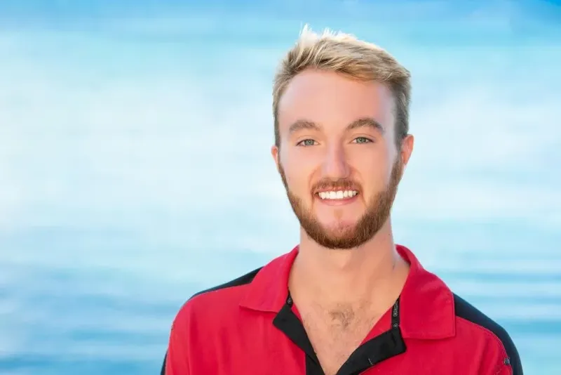 Portrait d'un jeune homme souriant avec une barbe rousse