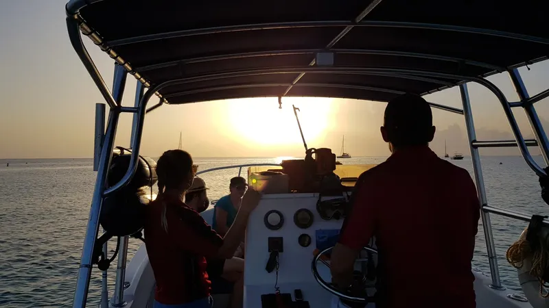 Personnes à bord d'un bateau de plongée au coucher du soleil