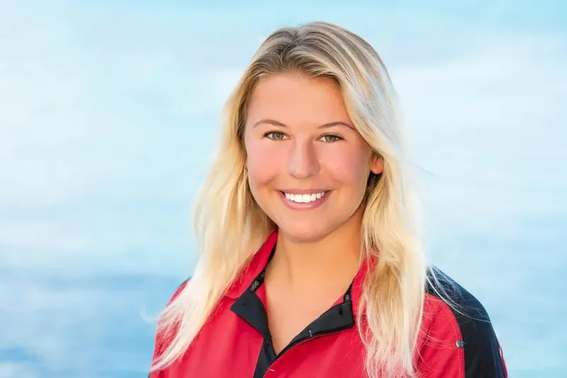 Jeune femme blonde souriante, portrait en extérieur, lumière naturelle