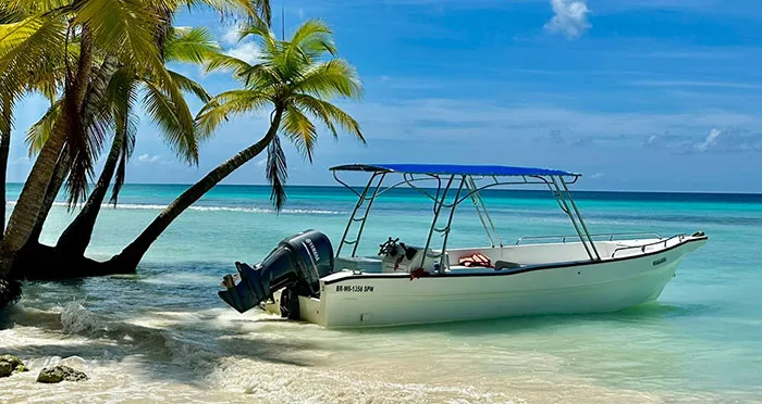 Bateau de plongée blanc échoué sur une plage tropicale ensoleillée