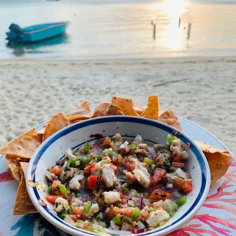 Ceviche de poisson frais servi avec des chips de tortilla sur plage