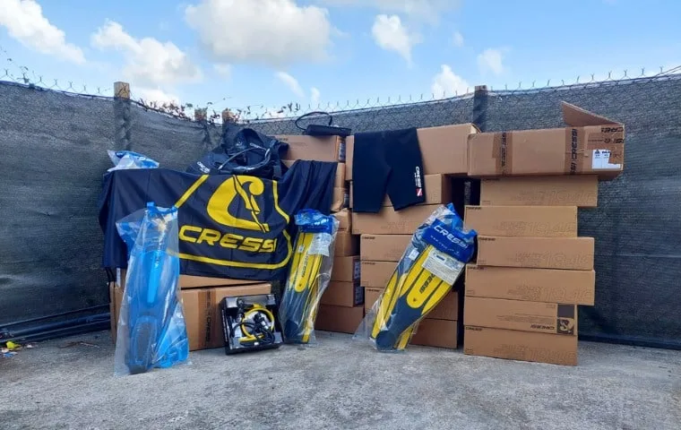 Equipement de plongée Cress et autres accessoires empilés devant un mur