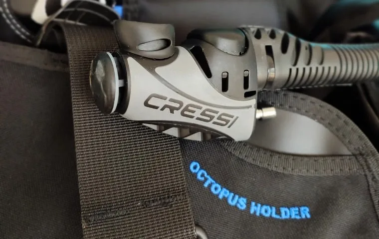 Detendeur Cressi noir et bleu, octopus holder, equipement de plongée