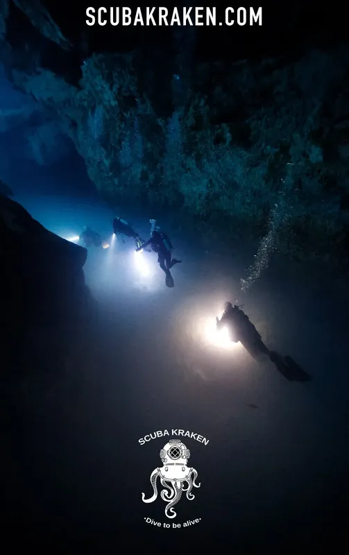 Plongeurs explorant une grotte sous-marine éclairée par le soleil