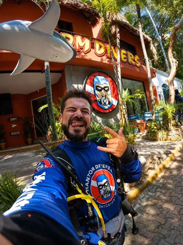 Plongeur souriant devant le centre, avec aileron de requin en avant