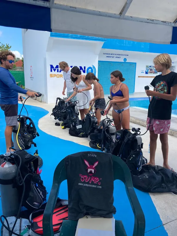 Groupe de personnes équipées pour la plongée, préparation matériel, espace extérieur