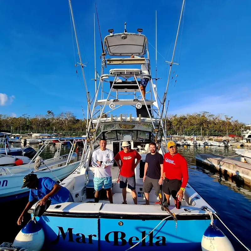 Equipe de plongeurs sur un bateau amarré dans un port ensoleillé
