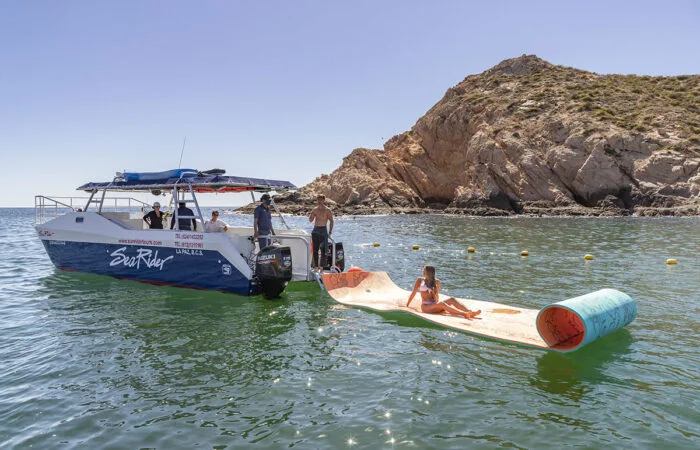 Bateau de plaisance avec des personnes à bord et une bouée tractée