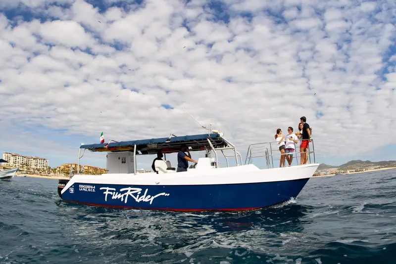 Bateau de plaisance bleu et blanc avec des passagers en mer