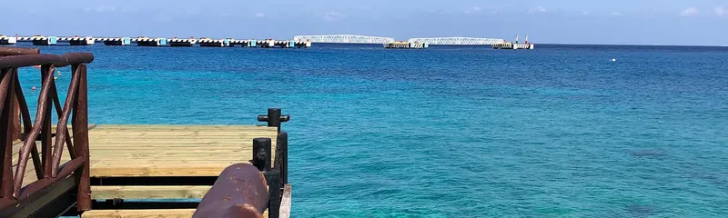 Vue panoramique sur la mer turquoise avec pontons et bateaux
