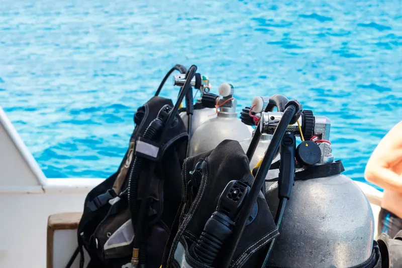 Bouteilles de plongée et détendeurs sur un bateau en mer