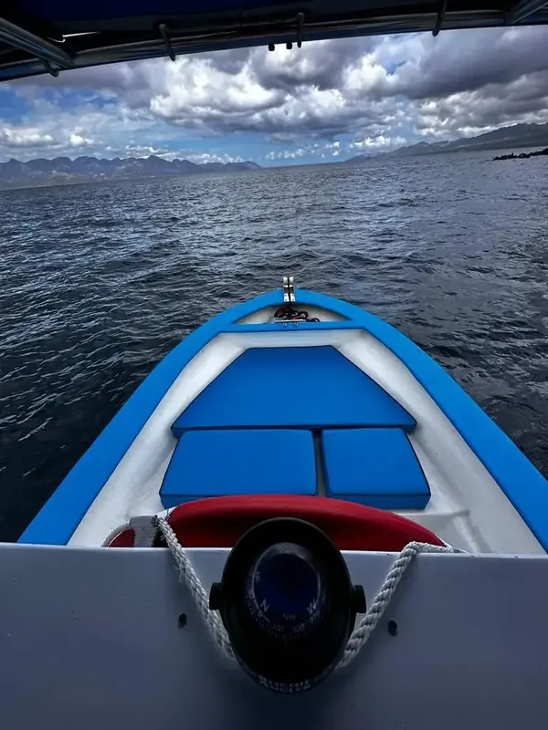 Vue depuis un bateau de plongée sur une mer agitée et nuageuse