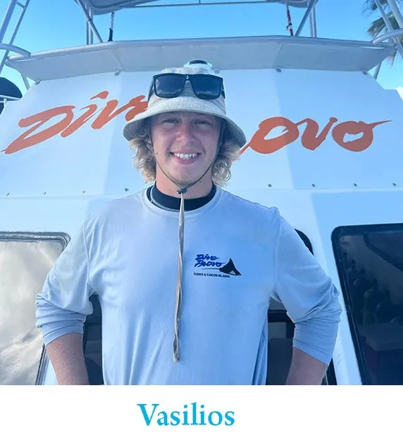Jeune homme souriant sur un bateau de plongée ensoleillé
