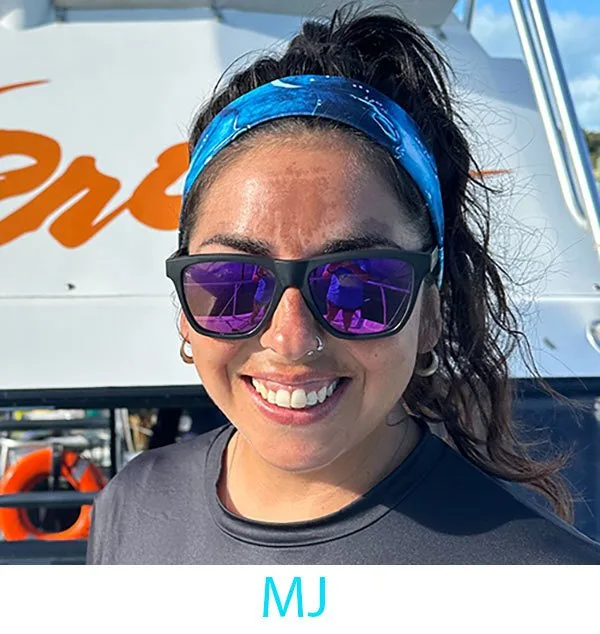 Portrait souriant d'une femme avec des lunettes de soleil et un bandeau