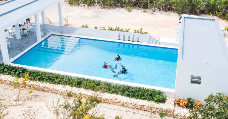 Formation plongée en piscine avec trois personnes équipées de matériel