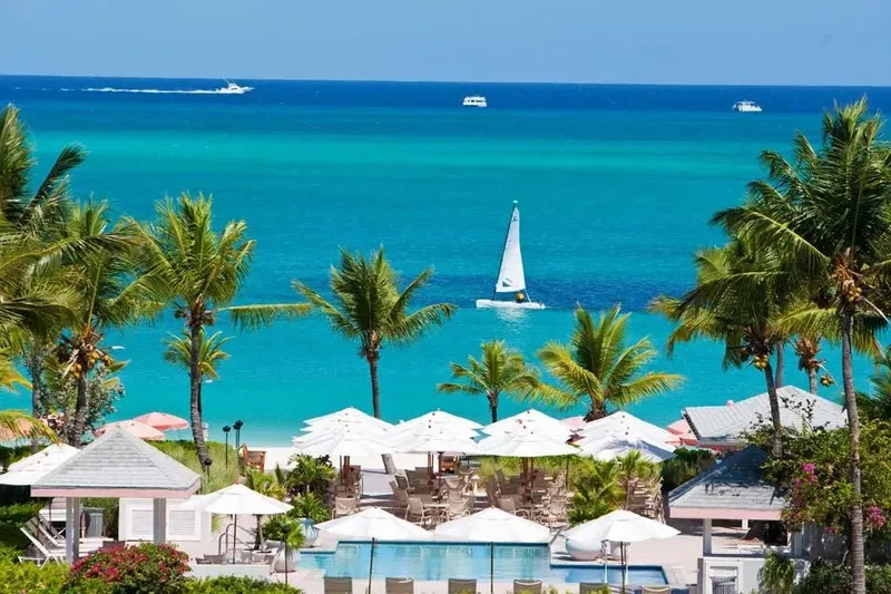 Vue d'une plage tropicale avec des bateaux et des palmiers