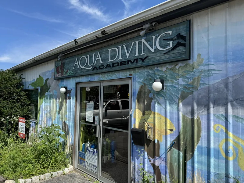Façade d'un centre de plongée avec une décoration marine colorée