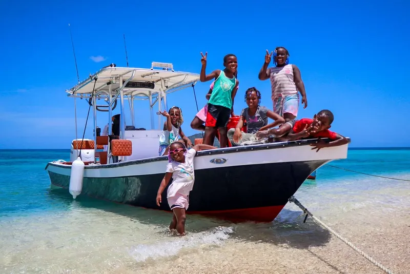 Groupe d'enfants souriants sur un bateau de plongée en mer