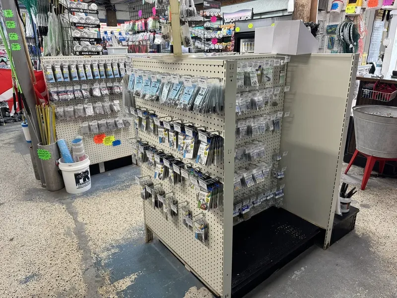 Rayonnages remplis d'accessoires de pêche et d'articles de plongée en magasin