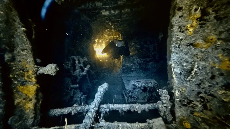 Intérieur sombre d'une épave, lumière filtrant à travers une ouverture