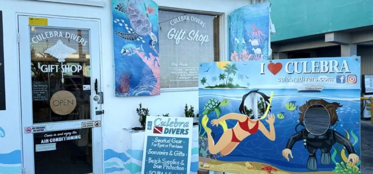 Devanture d'une boutique de plongée avec enseignes et panneau publicitaire