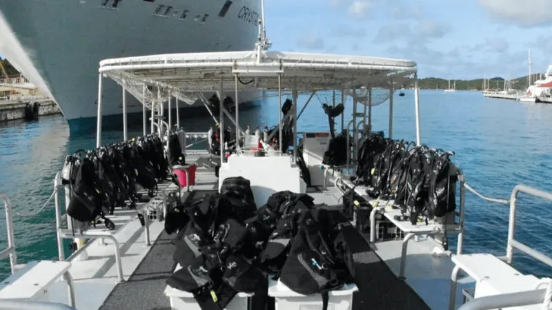 Bateau de plongée avec rangées de gilets et détendeurs prêts à l'emploi