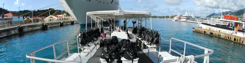 Bateau de plongée amarré au port avec équipement et autres bateaux