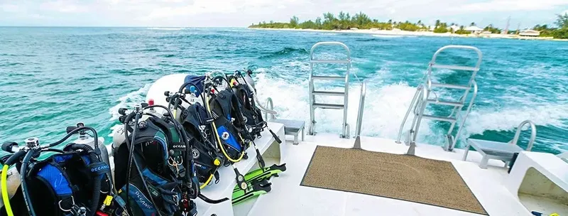 Equipement de plongée sur le pont d'un bateau en mer turquoise