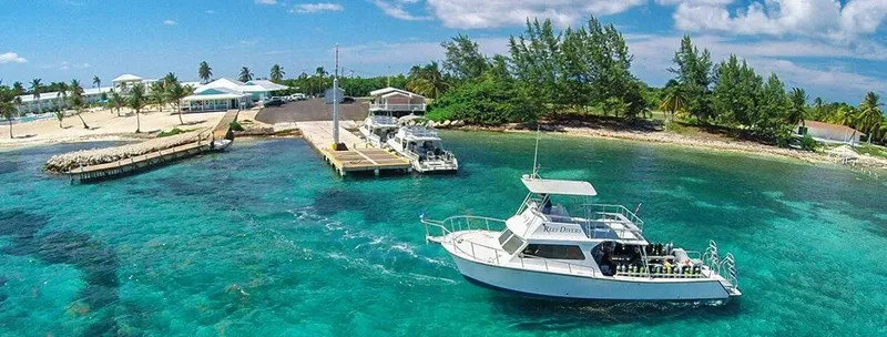 Vue aérienne d'un bateau de plongée amarré devant un centre
