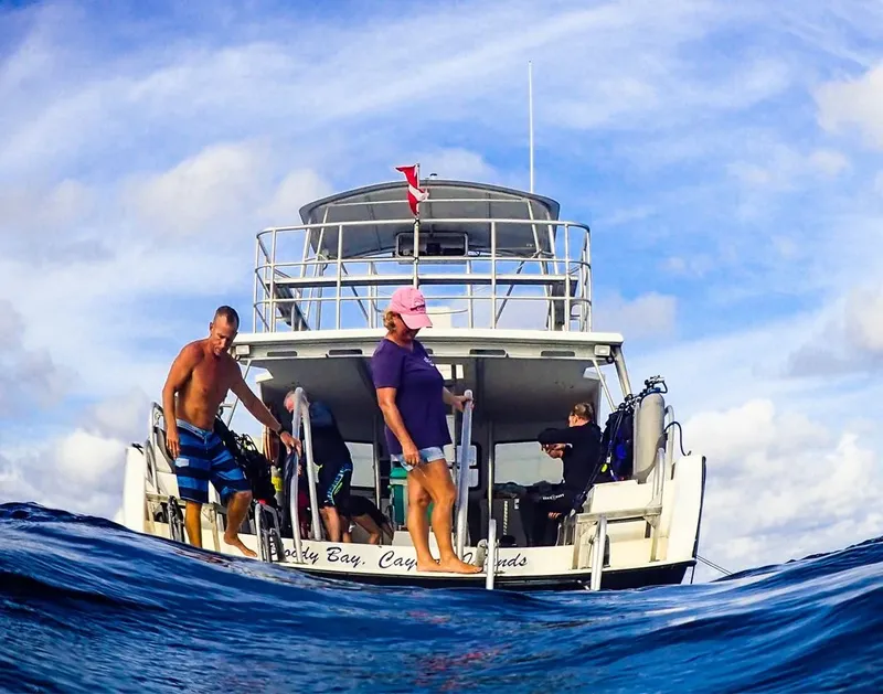 Plongeurs préparant une sortie en mer sur un bateau blanc