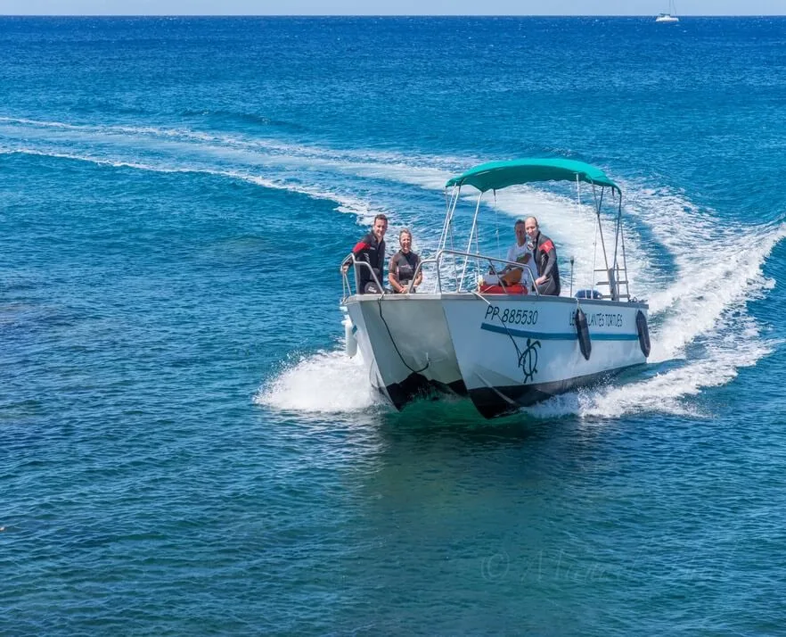 Quatre personnes à bord d'un bateau rapide en pleine mer