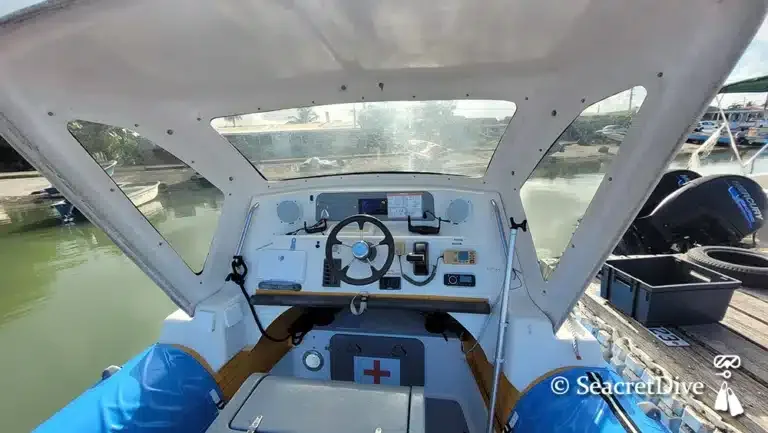 Intérieur d'un bateau de plongée amarré à un ponton ensoleillé