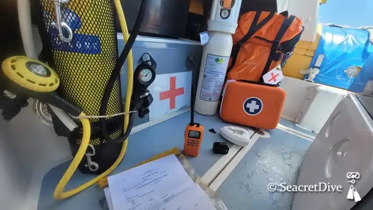 Equipement de plongée, trousse de secours et radio à bord d'un bateau