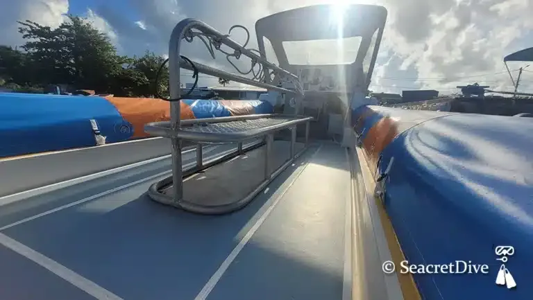 Intérieur d'un bateau de plongée avec des bouteilles et un support