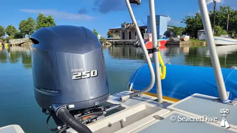Moteur hors-bord Yamaha sur un bateau de plongée amarré au quai