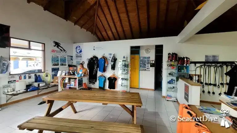 Intérieur d'un centre de plongée avec équipement, table et personne