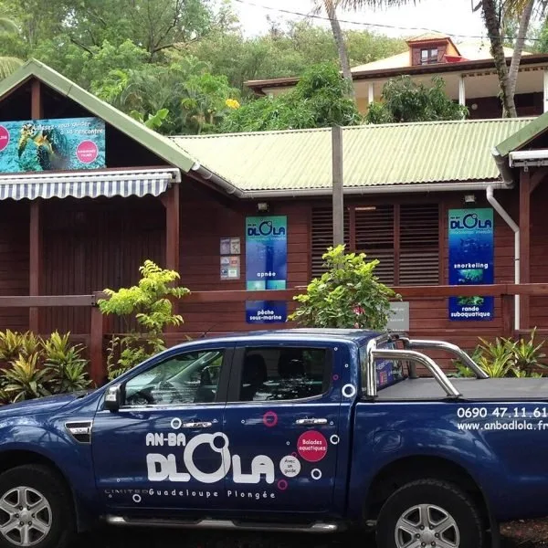 Façade d'un centre de plongée avec un pick-up et des informations