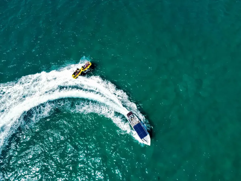 Deux bateaux rapides naviguent sur une mer turquoise et calme